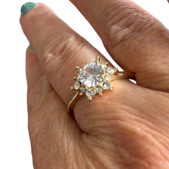 Gold and Zircon Diamond Flower Design Ring - Picture 4 of 9